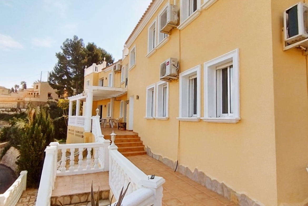 Exclusieve villa in Calpe met panoramisch uitzicht en een grote investeringsmogelijkheid