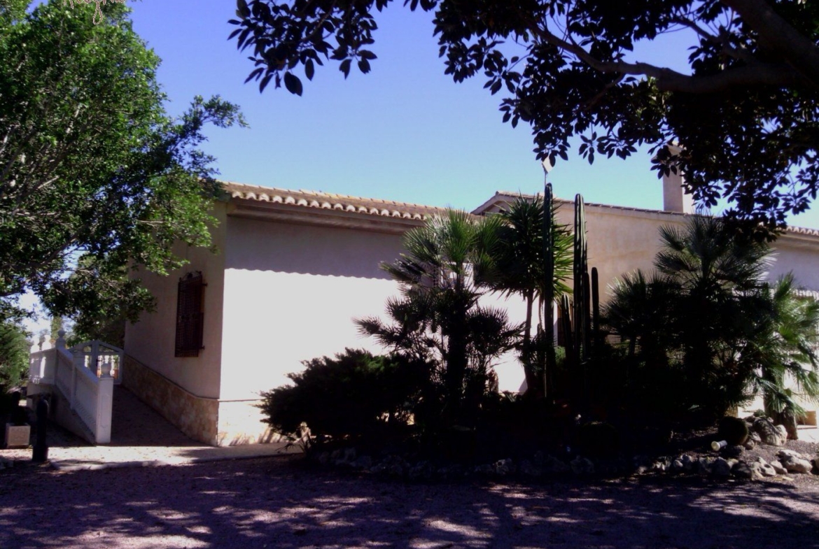 FAMOUS RIDING CENTER WITH INDEPENDENT RURAL HOUSE