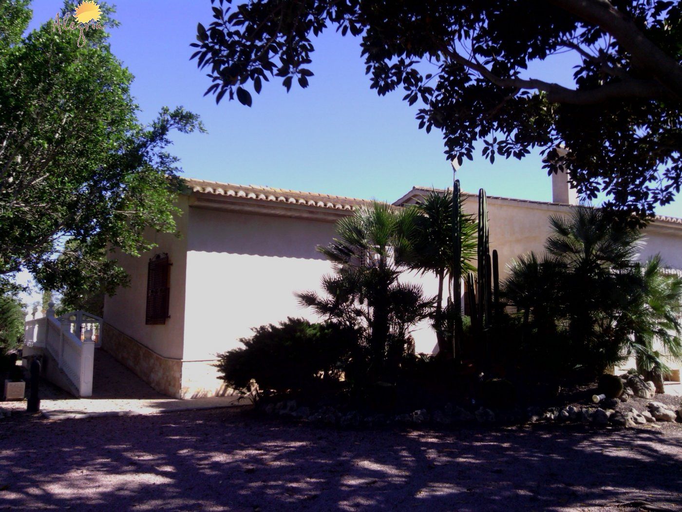 FAMOUS RIDING CENTER WITH INDEPENDENT RURAL HOUSE