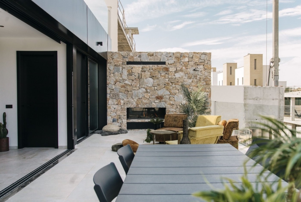 Design villa met een totale oppervlakte van 250 vierkante meter met uitzicht op Guardamar en de zee.