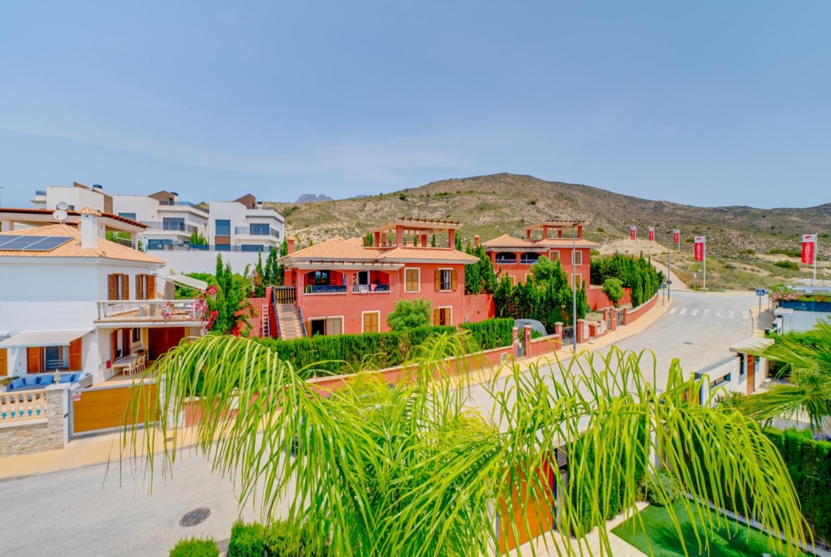 LUXURY VILLA FOR A LARGE FAMILY IN FINESTRAT
