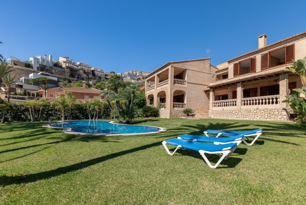 Exceptional Beachfront Villa: Luxury Steps Away from the Beach