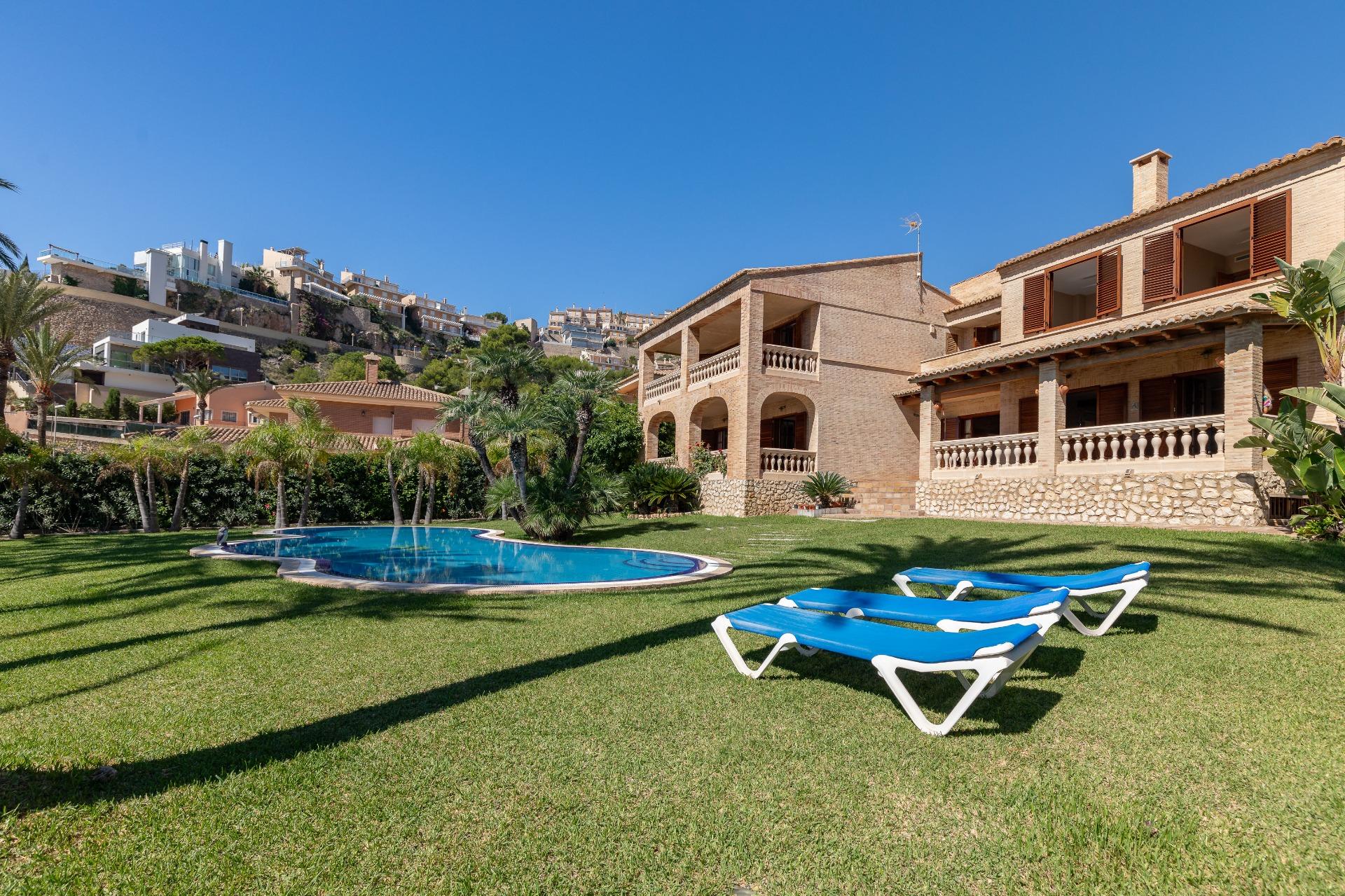 2-3-89 Exceptional Beachfront Villa: Luxury Steps Away from the Beach