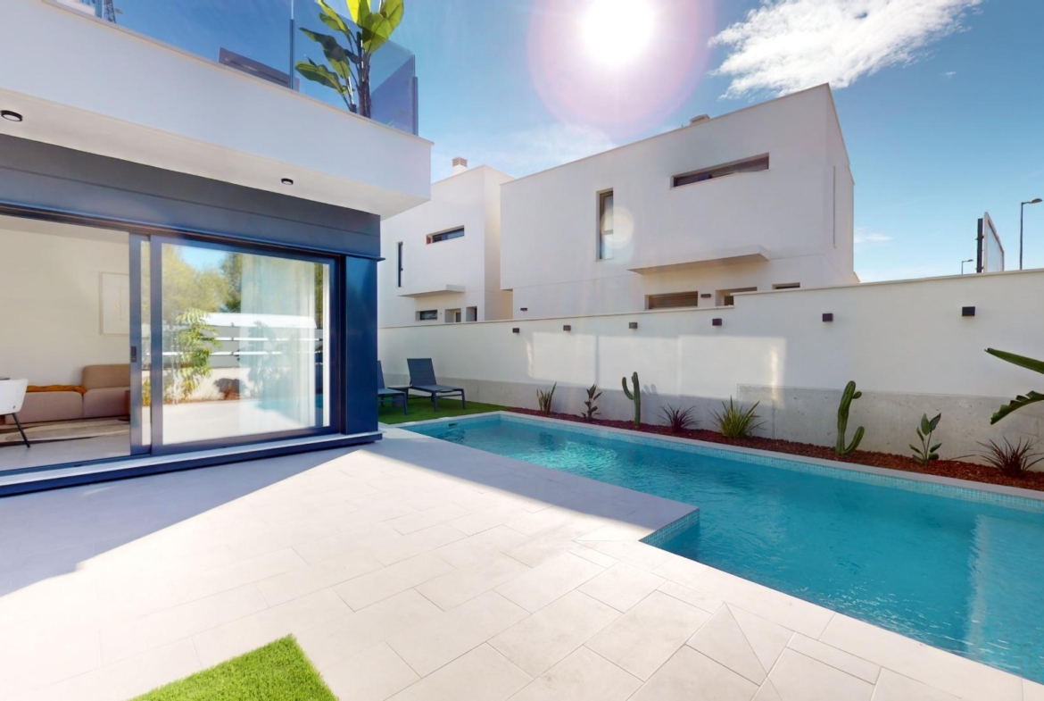 Detached modern villas placed in Roda Golf, Murcia