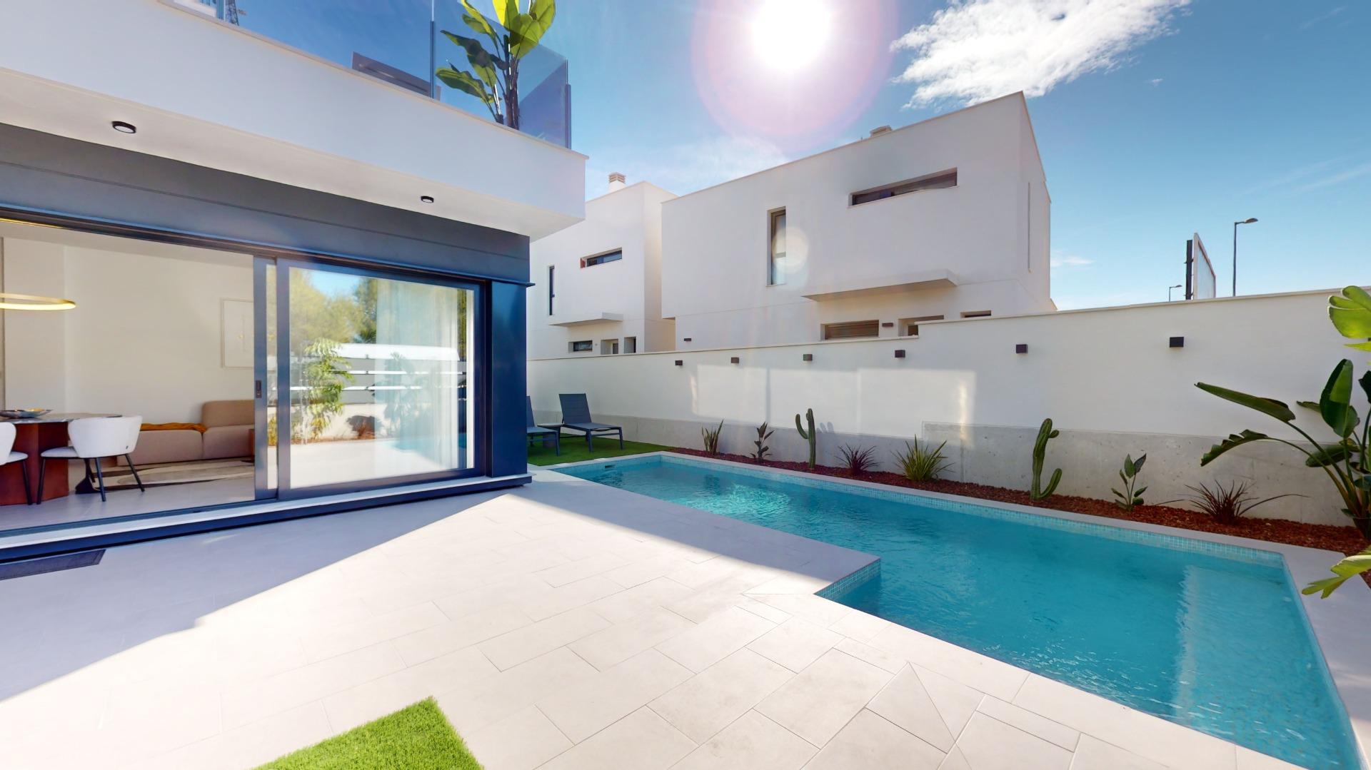 2-3-93 Detached modern villas placed in Roda Golf, Murcia