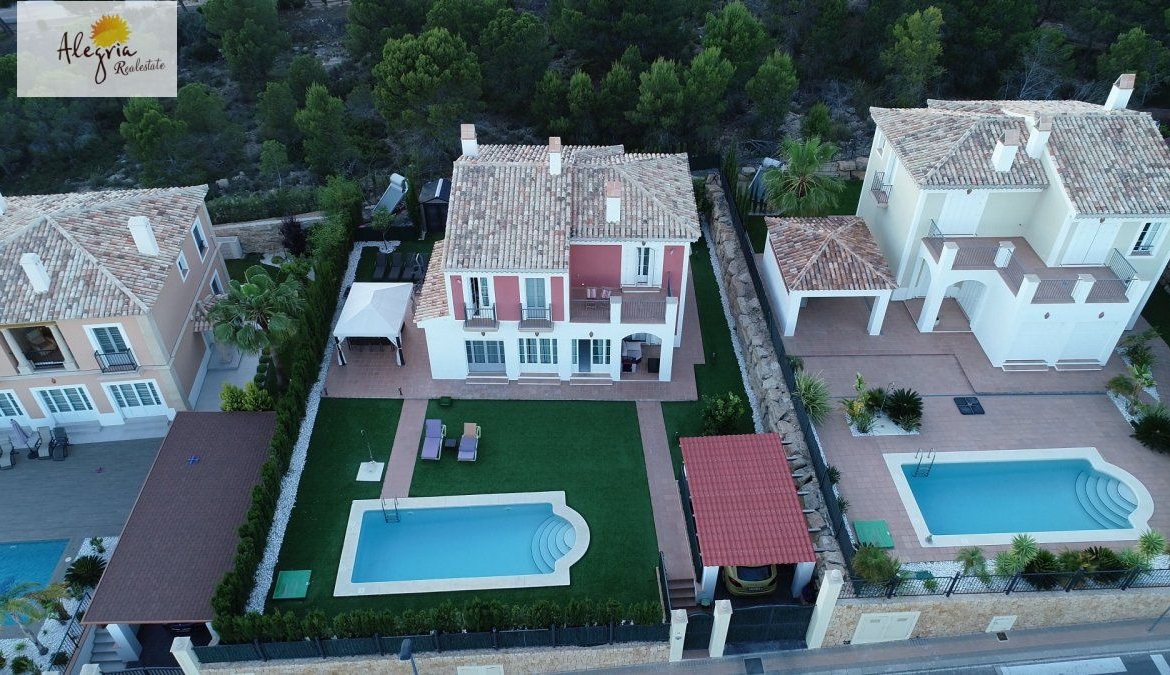 EXCELLENT VILLA IN SIERRA CORTINA FOR SALE