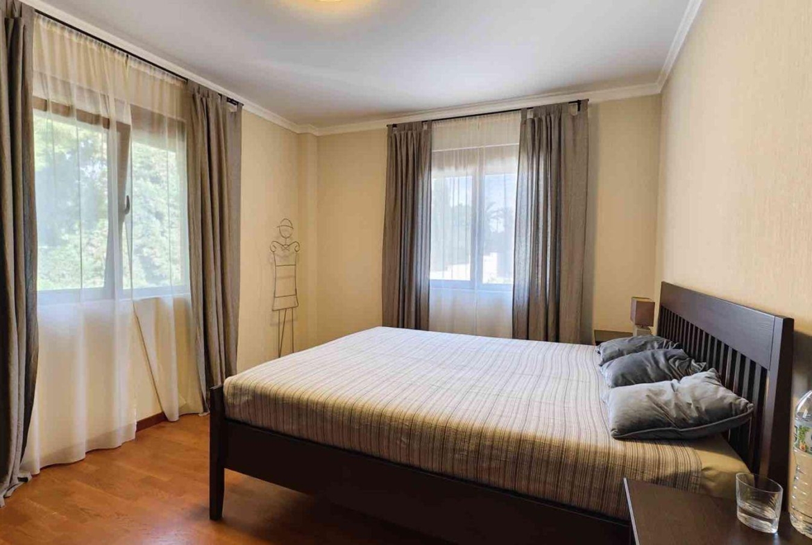 VILLA EN CIUDQUESADA. CON PISCINA PRIVADA. PARCELA 850M2. CASA 364 M2.