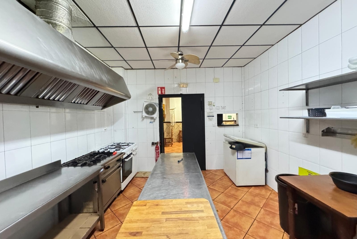 BAR EN VENTA. SE VENDE UN BAR A 500 METROS DE PLAYA DEL CURA CON 2 BAÑOS Y 150 M2 SUPERFICIE.