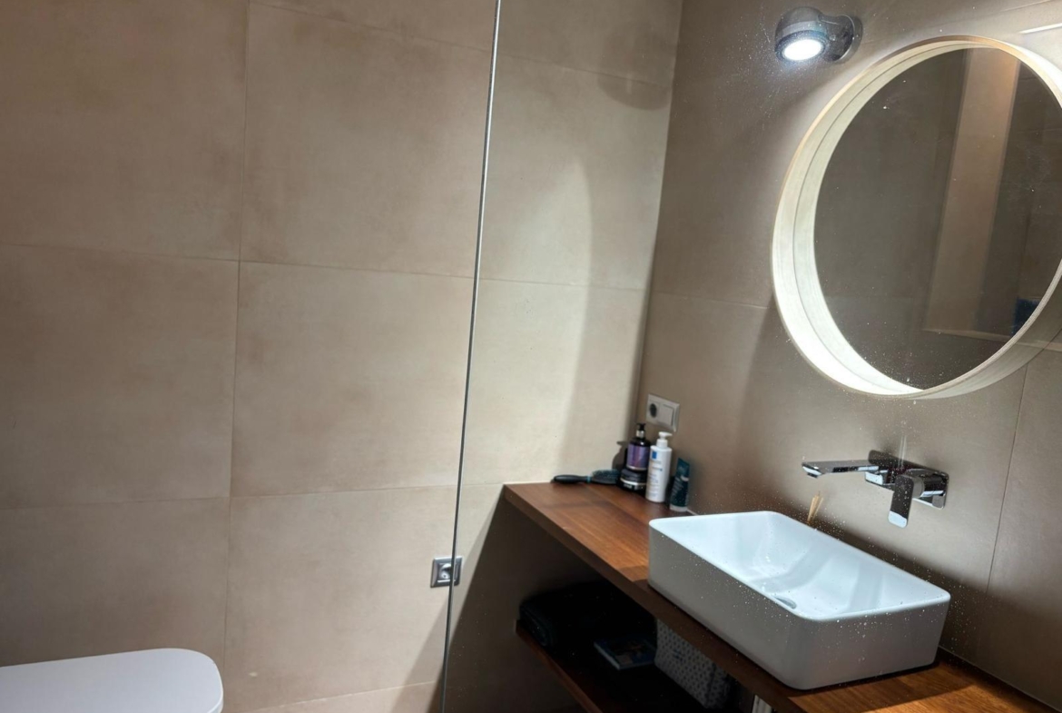 Exclusivo Chalet Pareado en Los Cisnes, Alicante: Confort y Modernidad