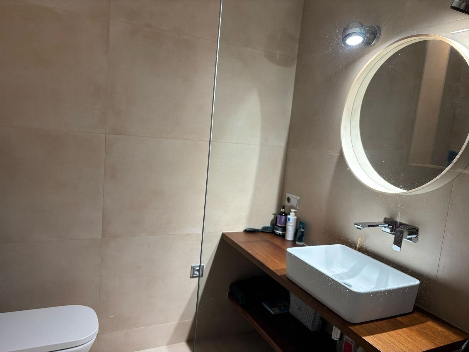 Exclusivo Chalet Pareado en Los Cisnes, Alicante: Confort y Modernidad