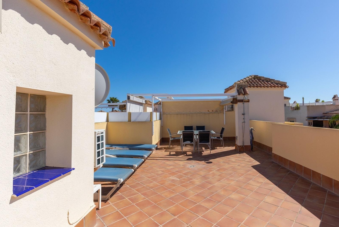 ATÍCO EN PUNTA PRIMA CON SOLARIUM PRIVADO DE 40 M2. 2 DORM. 2 BAÑOS. PISCINA COMUNITARIA.