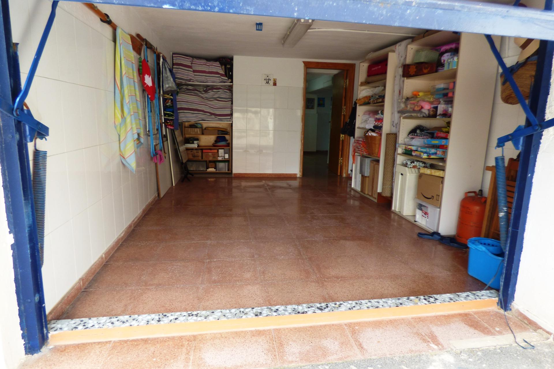 Chalet Adosado con Estilo Único a Pocos Pasos de la Playa de San Juan