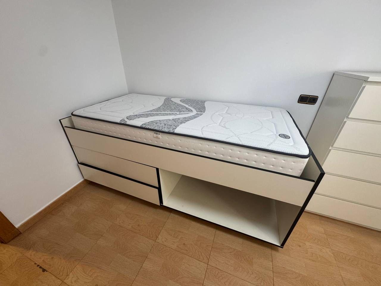 2-30-98 Spacious Semi-New Apartment in Torrevieja, Ideal for Living