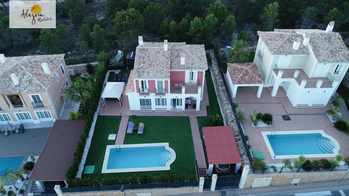 EXCELLENT VILLA IN SIERRA CORTINA FOR SALE