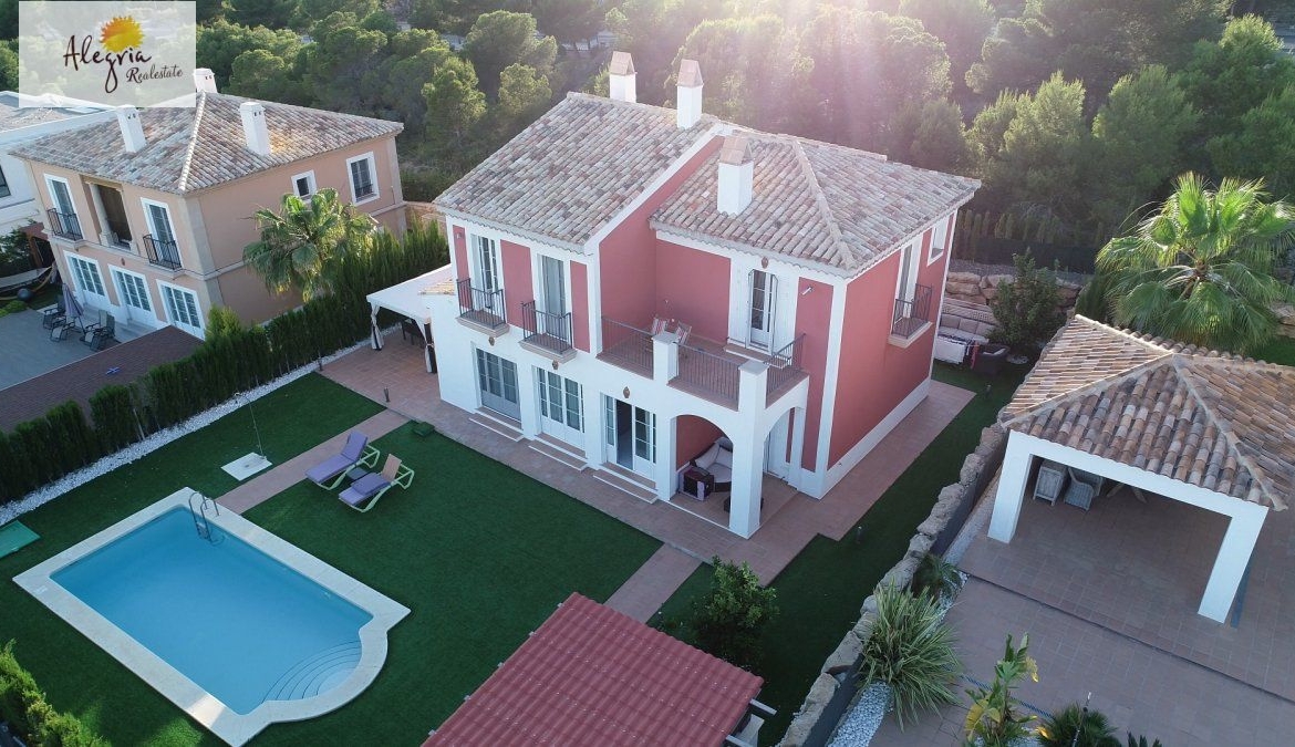 EXCELLENT VILLA IN SIERRA CORTINA FOR SALE