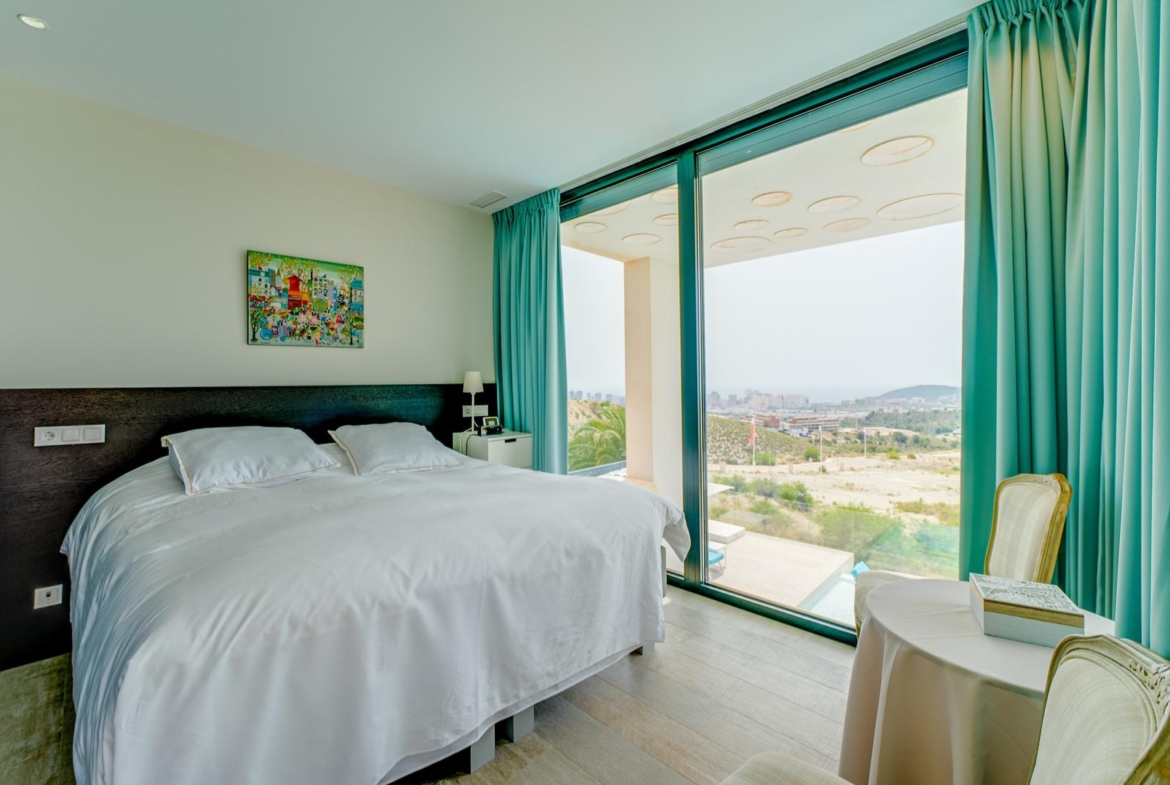 LUXURY VILLA FOR A LARGE FAMILY IN FINESTRAT