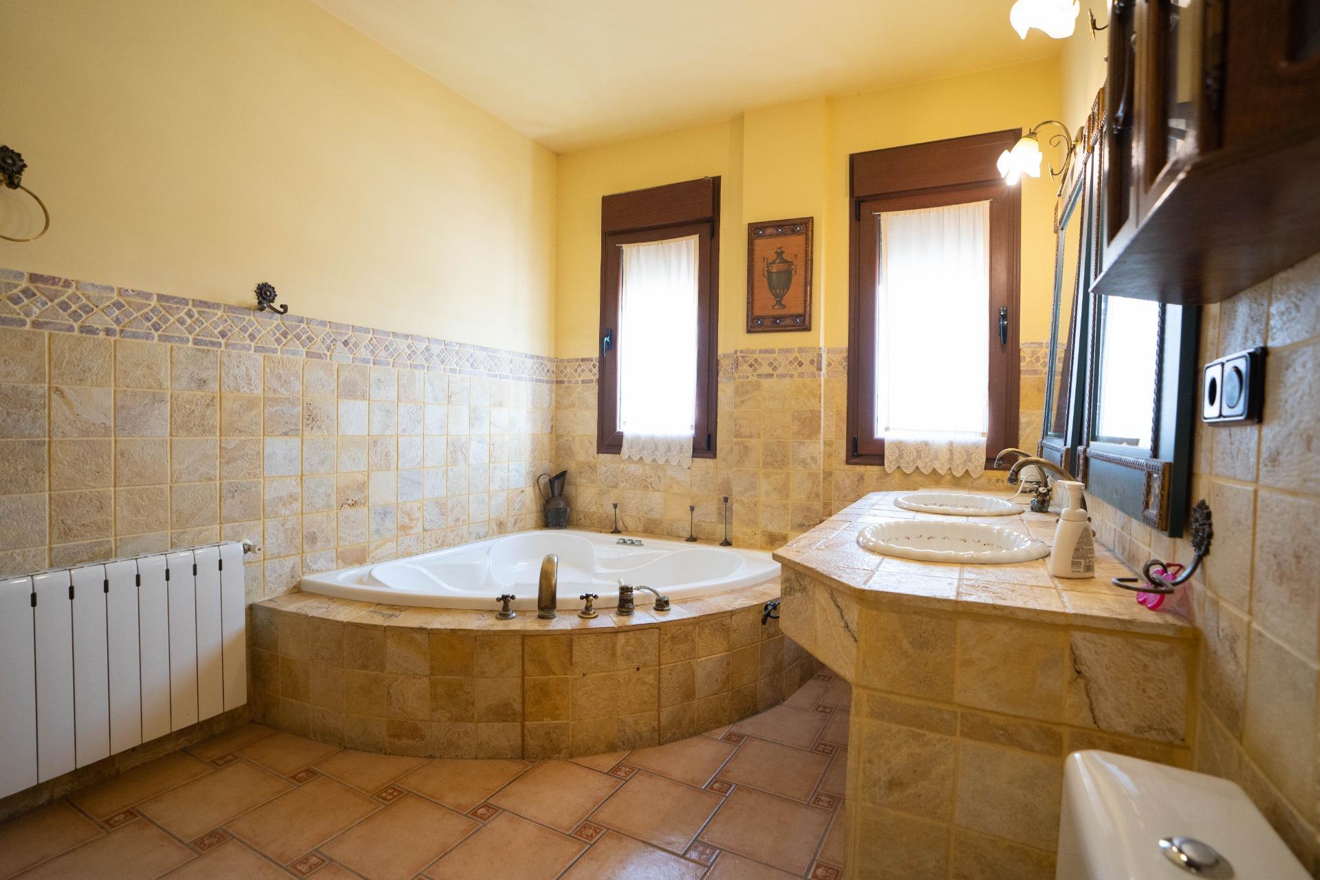 LARGE HOUSE WITH COMMERCIAL PREMISES IN SAN MIGUEL DE SALINAS