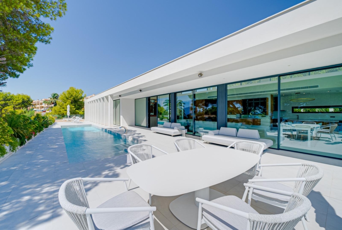 Indrukwekkende luxe villa aan zee