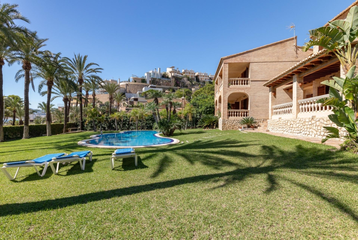 Exceptional Beachfront Villa: Luxury Steps Away from the Beach