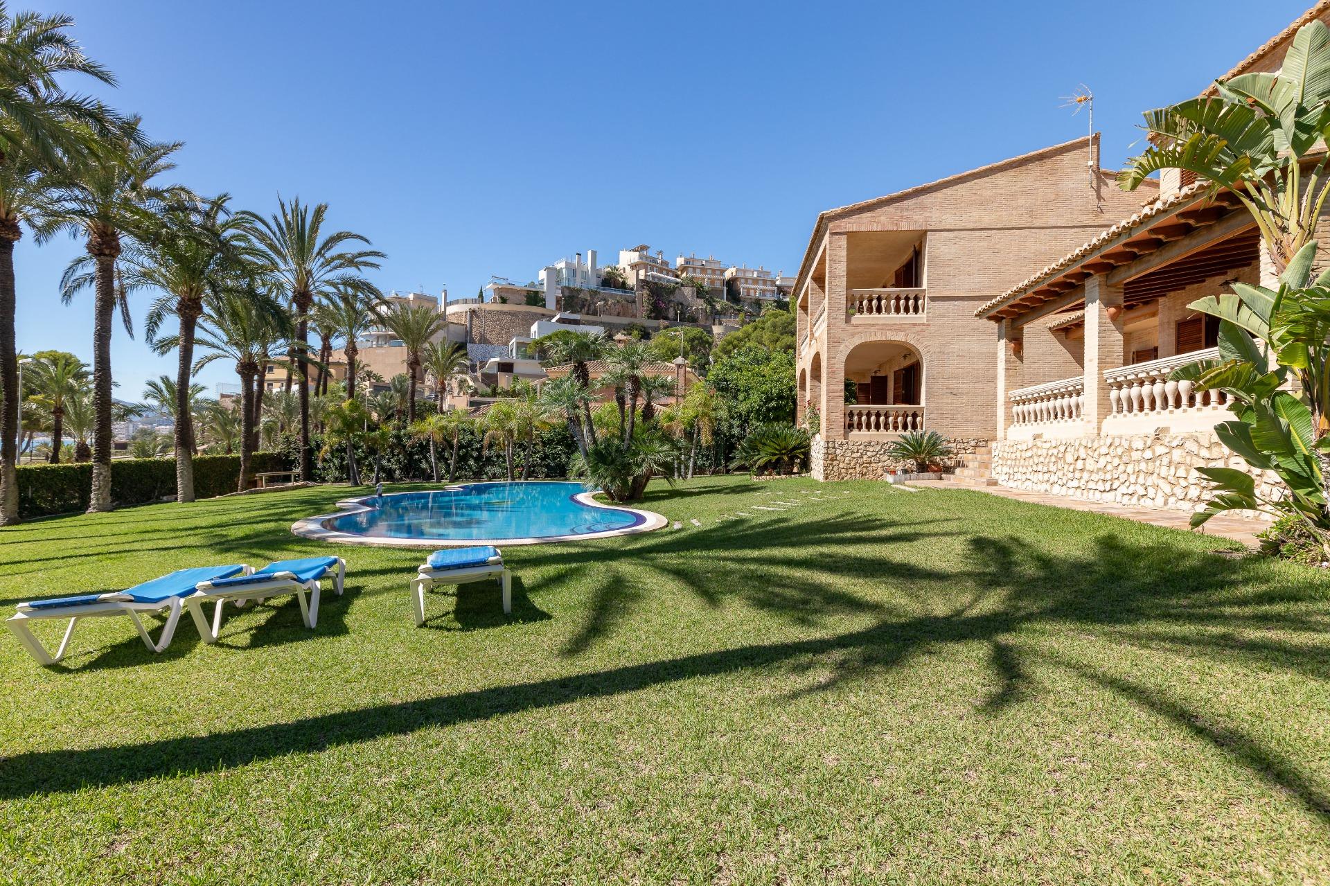 2-31-20 Exceptional Beachfront Villa: Luxury Steps Away from the Beach