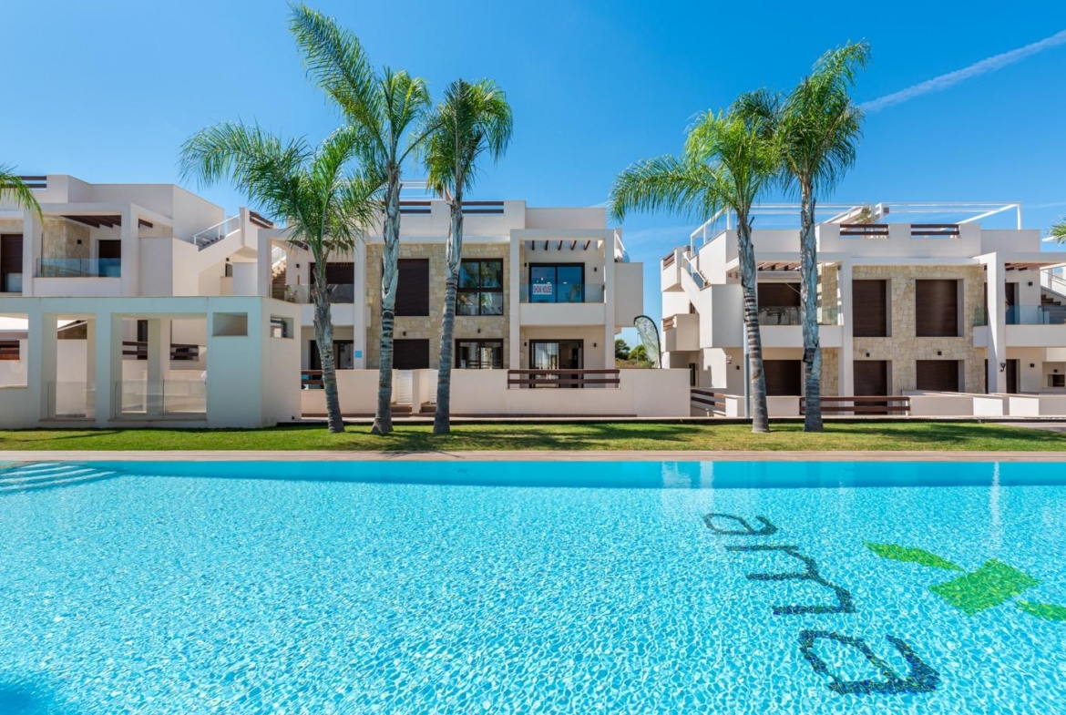 OBRA NUEVA BUNGALOW PLANTA ALTA Y PLANTA BAJA. 2 DORM. 2 BAÑOS. PISCINA COMUNITARIA.
