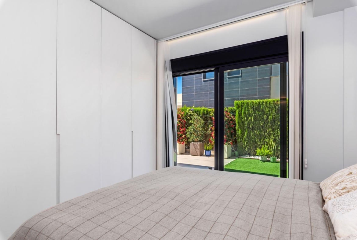 Lujosa villa de obra nueva a un paso de la playa de Campoamor !