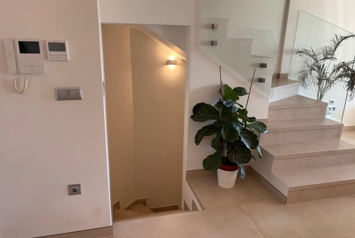 Exclusivo Chalet Pareado en Los Cisnes, Alicante: Confort y Modernidad