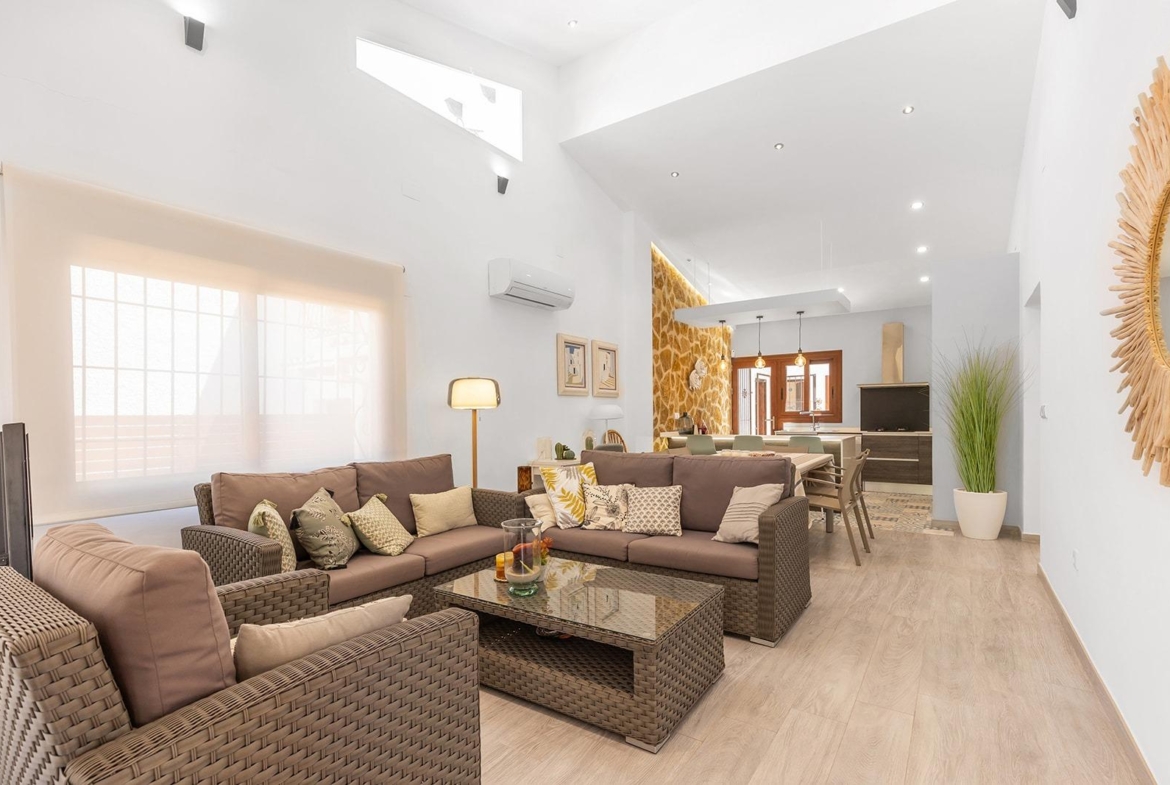 VILLA CON PISCINA PRIVADA EN PUNTA PRIMA CON PARCELA 540 M2. 4 DORM. 2 BAÑOS. 168 M2 DE CASA.