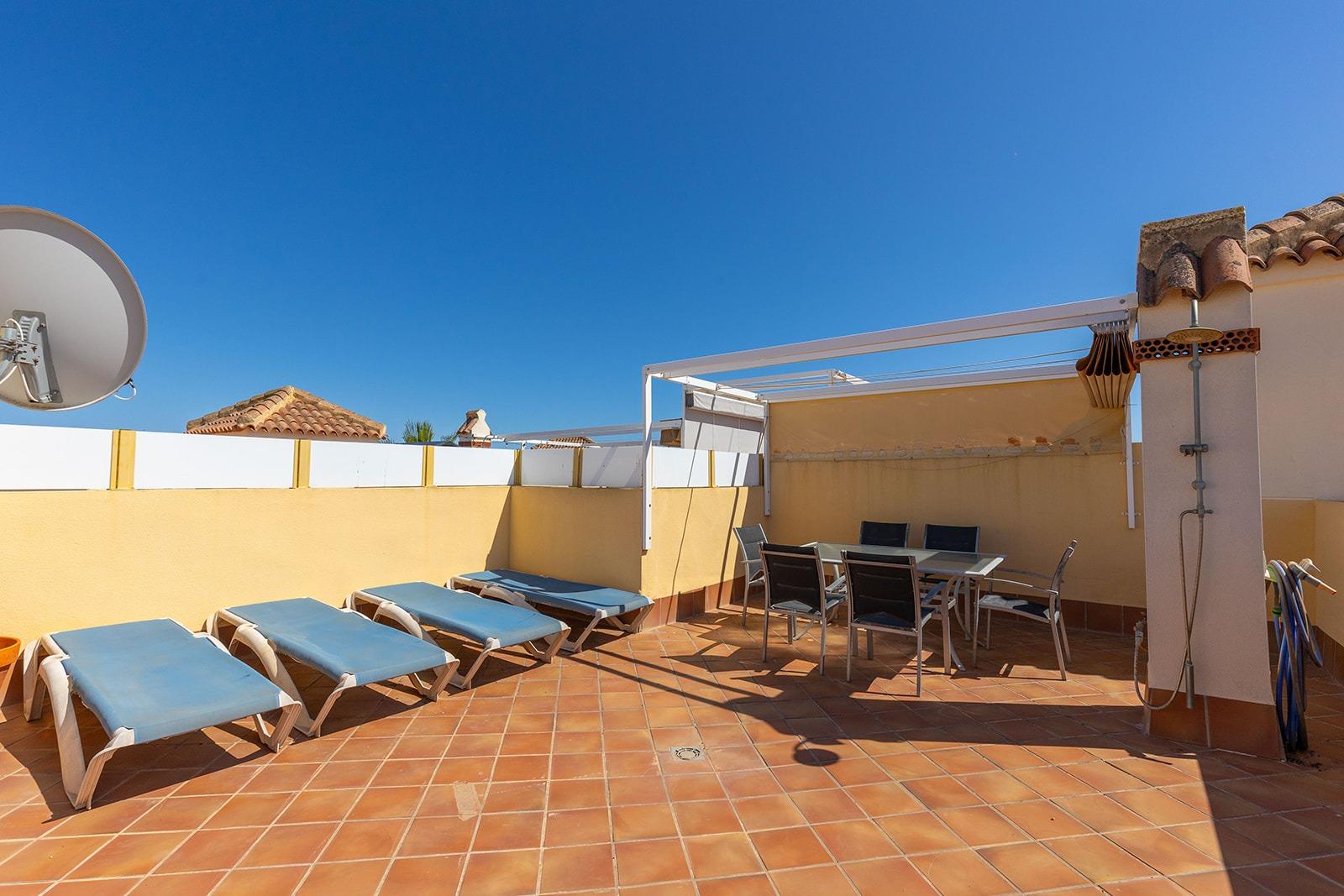 2-31-70 ATÍCO EN PUNTA PRIMA CON SOLARIUM PRIVADO DE 40 M2. 2 DORM. 2 BAÑOS. PISCINA COMUNITARIA.
