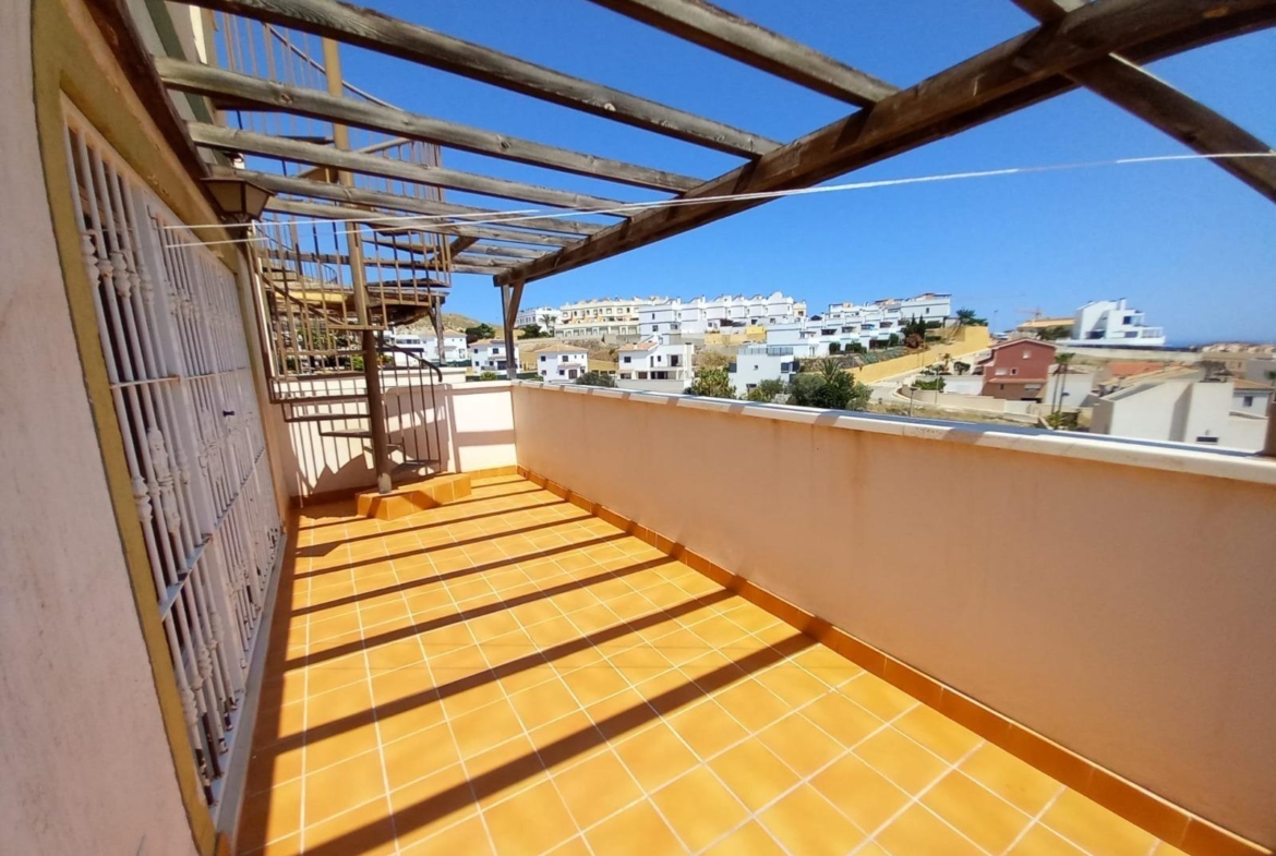 Encantadora Casa Adosada con Impresionantes Vistas al Mar en Balcón de Finestrat
