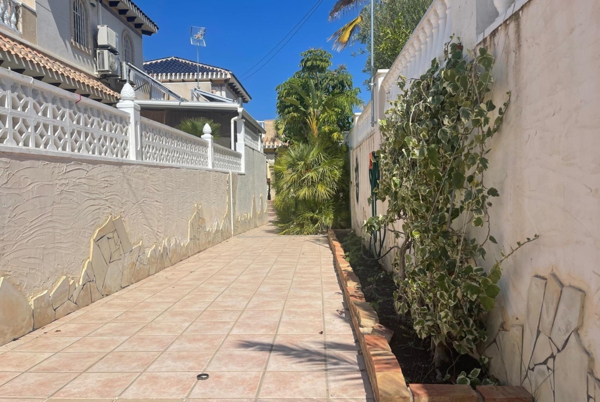 VILLA PARADA CON VISTAS AL MAR Y A 200 METROS DE PLAYA! ZONA TORRE LA MATA. 5 DRM. 3 BAÑOS. PISCINA PRIVADA.