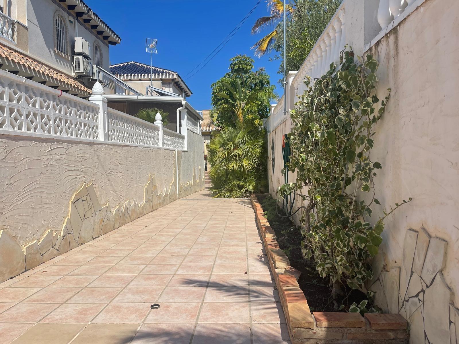 VILLA PARADA CON VISTAS AL MAR Y A 200 METROS DE PLAYA! ZONA TORRE LA MATA. 5 DRM. 3 BAÑOS. PISCINA PRIVADA.
