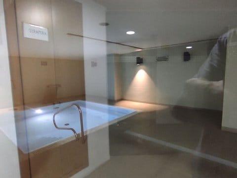 Bonito apartamento con vistas al mar y a la montaña, amueblado y equipado.
