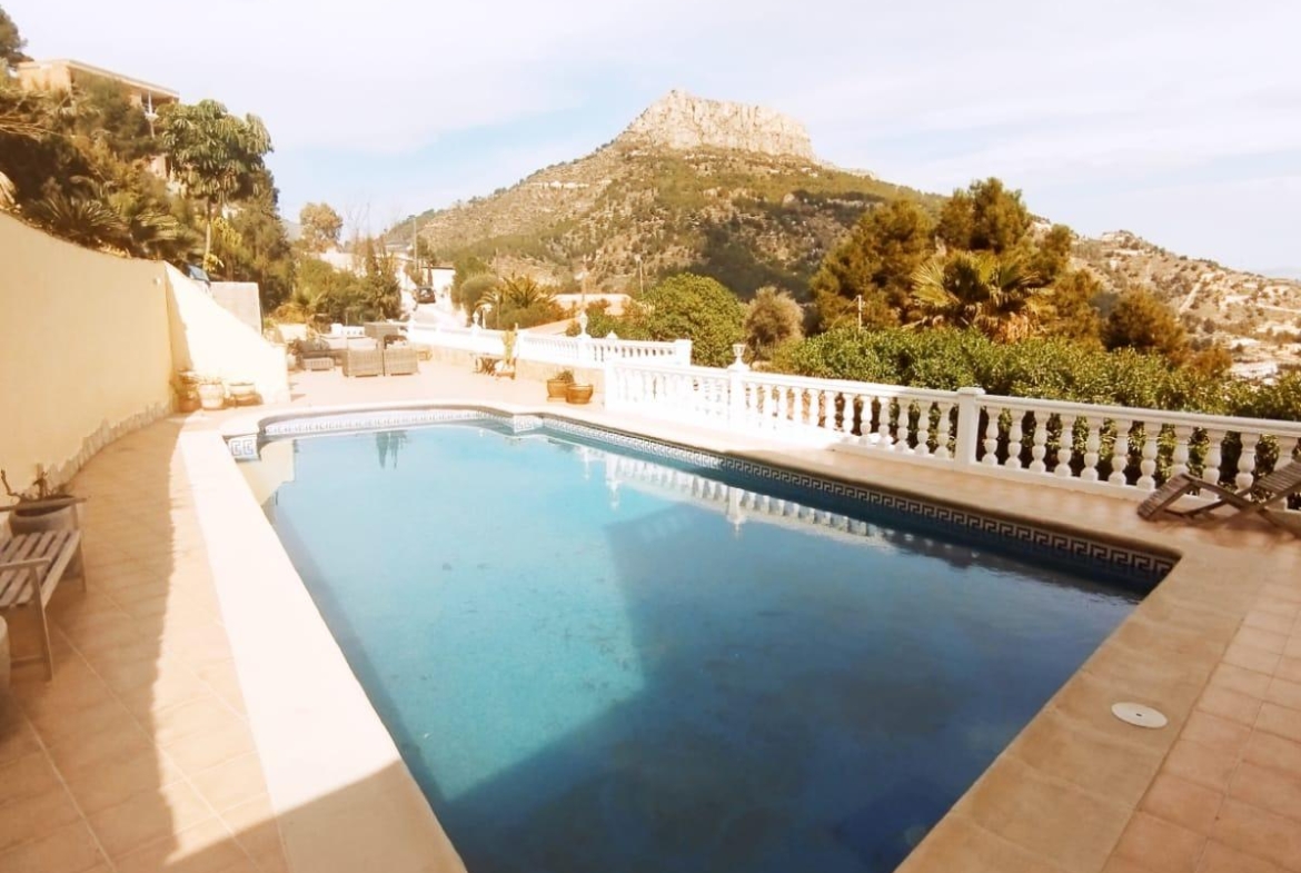 Exclusieve villa in Calpe met panoramisch uitzicht en een grote investeringsmogelijkheid