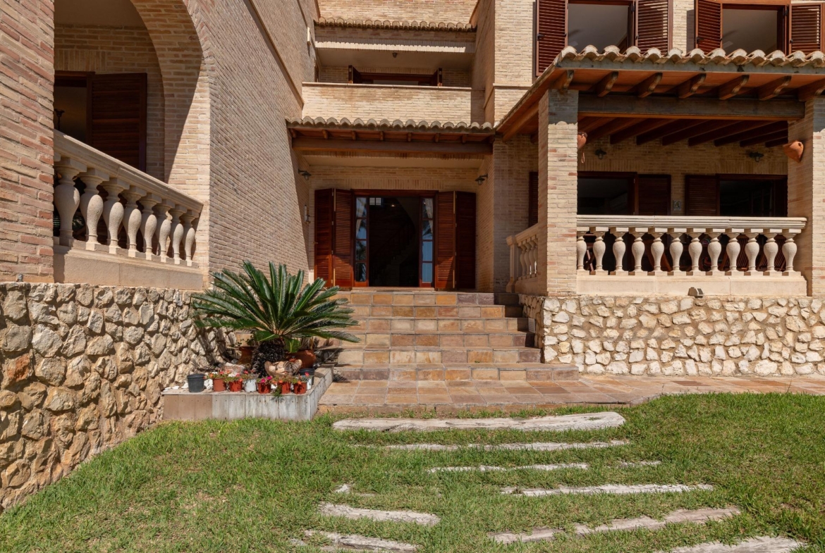 Exceptional Beachfront Villa: Luxury Steps Away from the Beach