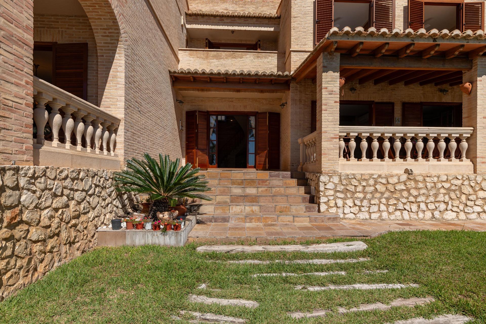 2-32-18 Exceptional Beachfront Villa: Luxury Steps Away from the Beach