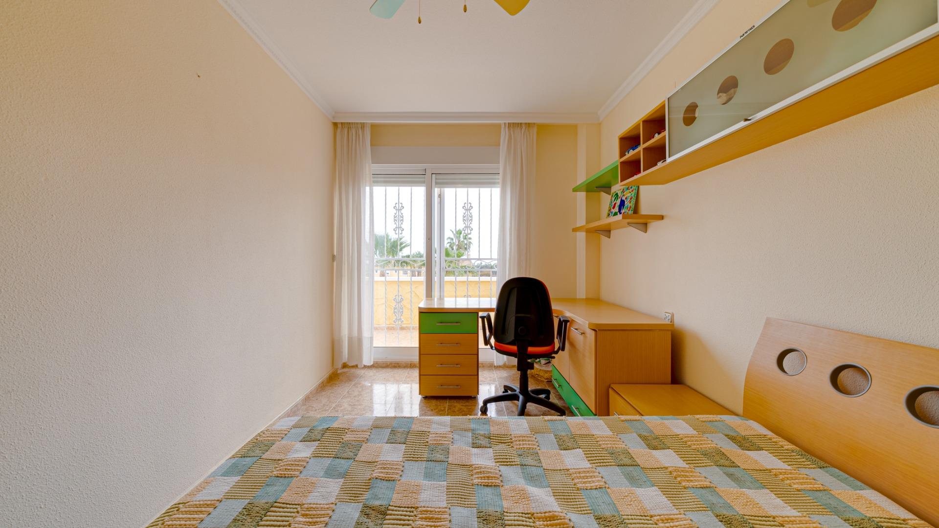 2-32-25 Large corner semi-detached house with sea views,