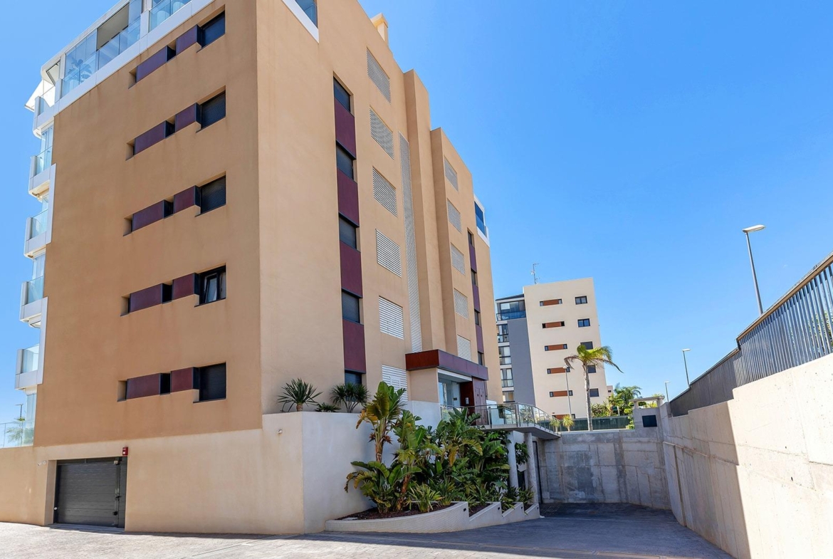 APARTAMENTO CON VISTAS AL MAR EN MIL PALMERAS. 2 DORM. 2 BAÑOS. GARAJE+TRASTERO. TERRAZA 20 M2.