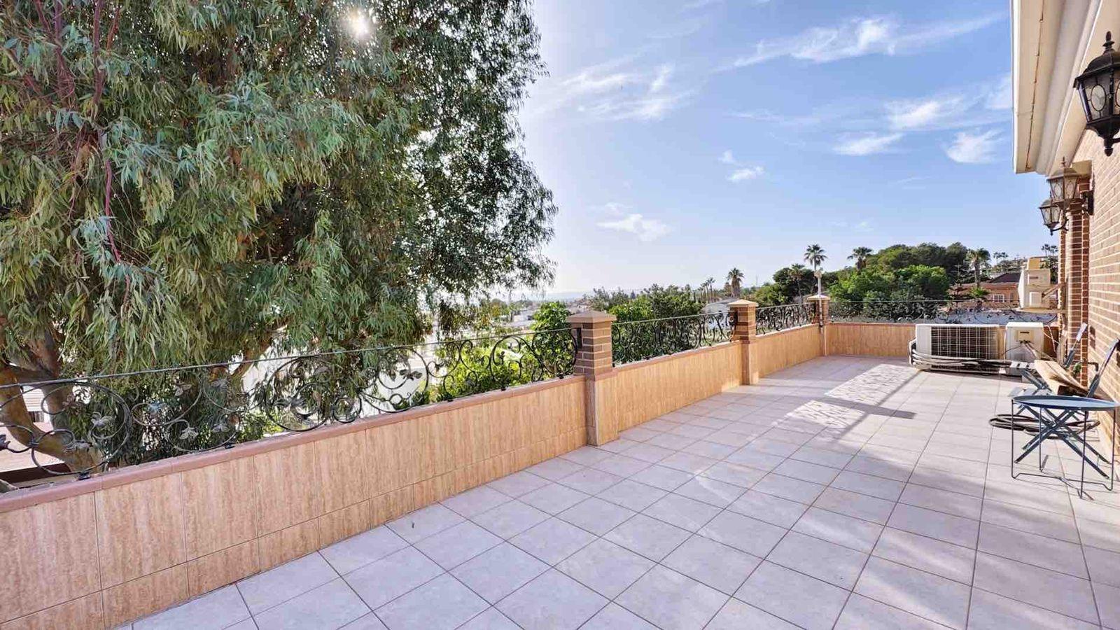 VILLA EN CIUDQUESADA. CON PISCINA PRIVADA. PARCELA 850M2. CASA 364 M2.