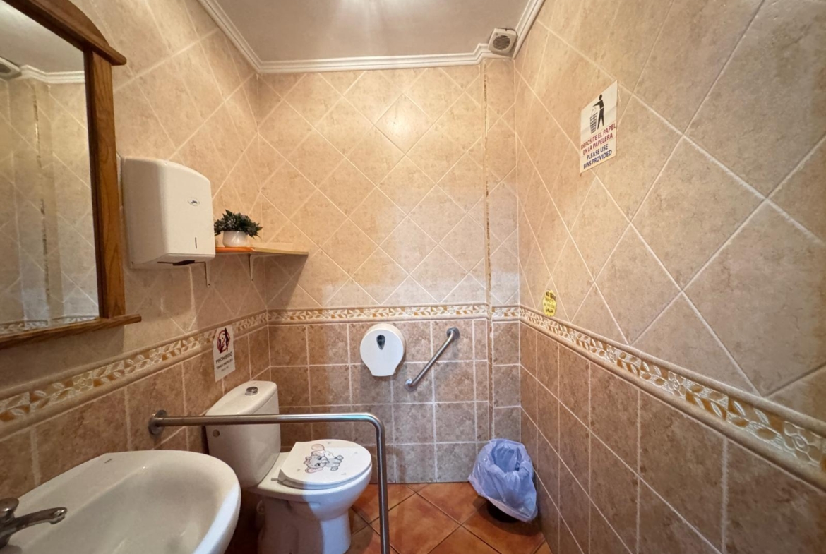 BAR EN VENTA. SE VENDE UN BAR A 500 METROS DE PLAYA DEL CURA CON 2 BAÑOS Y 150 M2 SUPERFICIE.