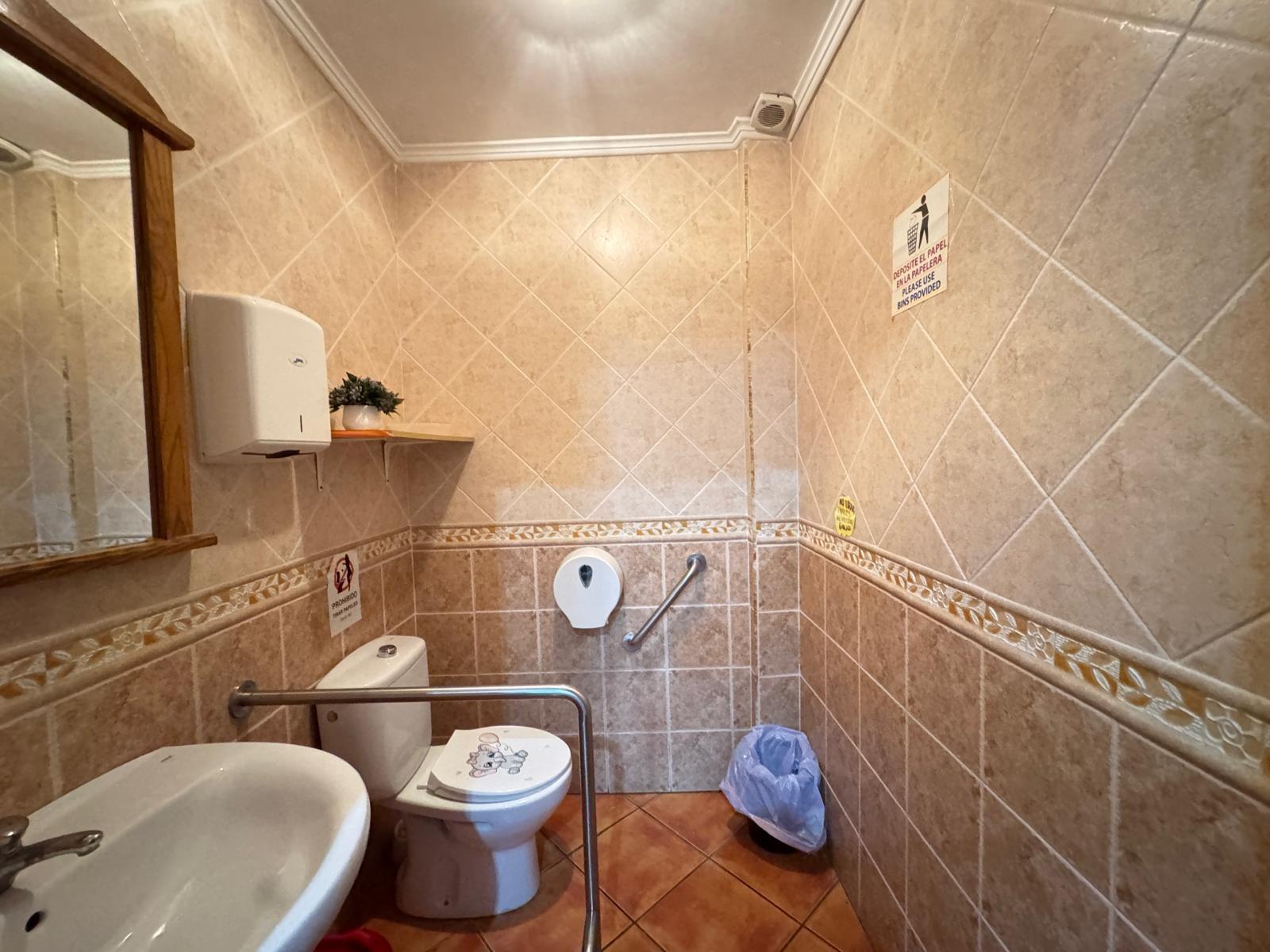 BAR EN VENTA. SE VENDE UN BAR A 500 METROS DE PLAYA DEL CURA CON 2 BAÑOS Y 150 M2 SUPERFICIE.