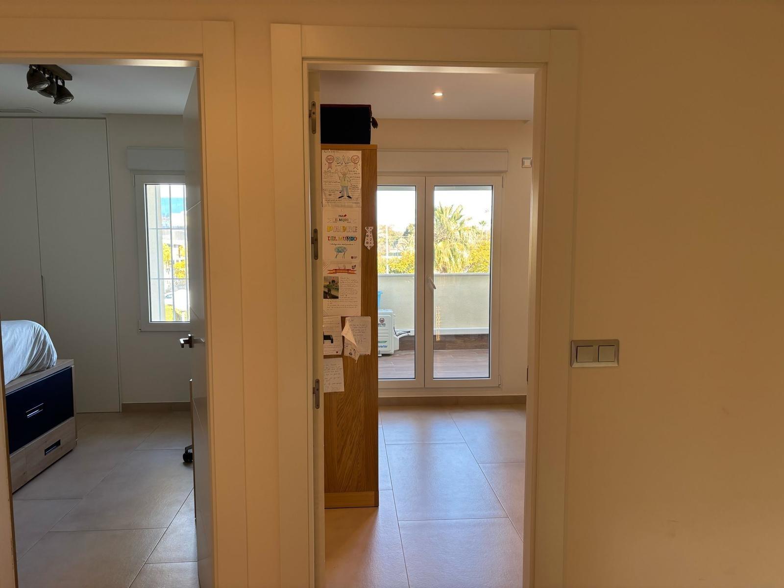 Exclusivo Chalet Pareado en Los Cisnes, Alicante: Confort y Modernidad