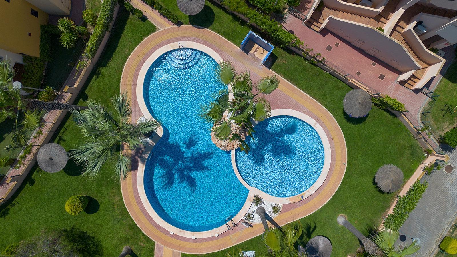 2-32-67 ATÍCO EN PUNTA PRIMA CON SOLARIUM PRIVADO DE 40 M2. 2 DORM. 2 BAÑOS. PISCINA COMUNITARIA.