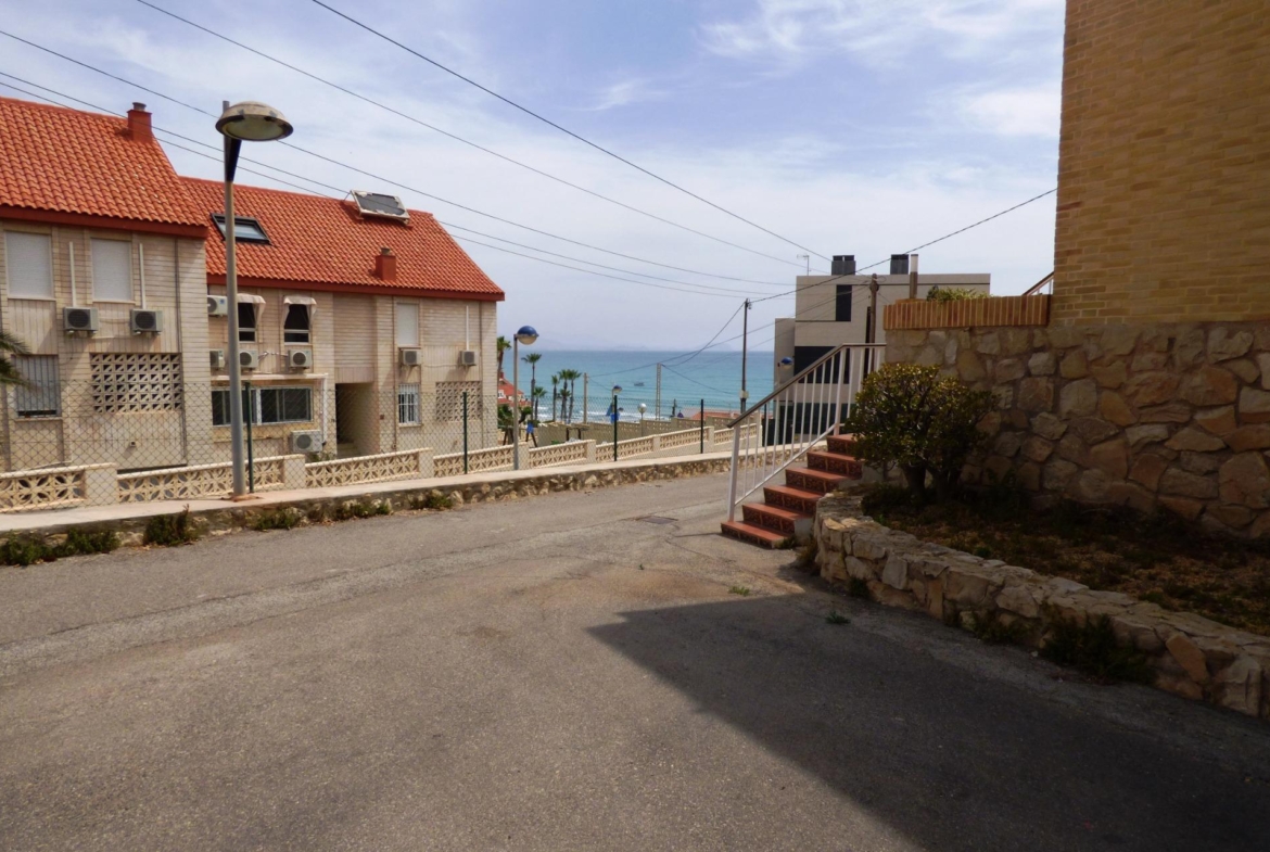 Chalet Adosado con Estilo Único a Pocos Pasos de la Playa de San Juan