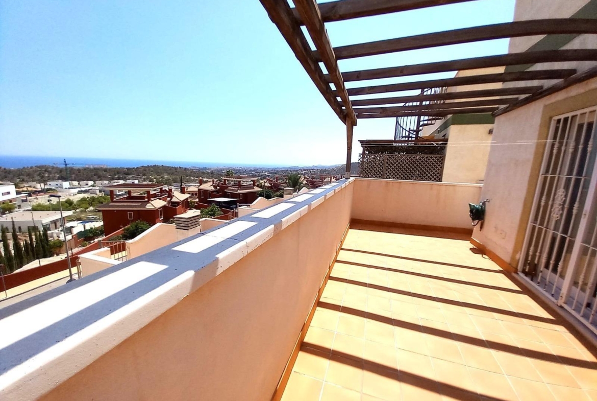 Encantadora Casa Adosada con Impresionantes Vistas al Mar en Balcón de Finestrat
