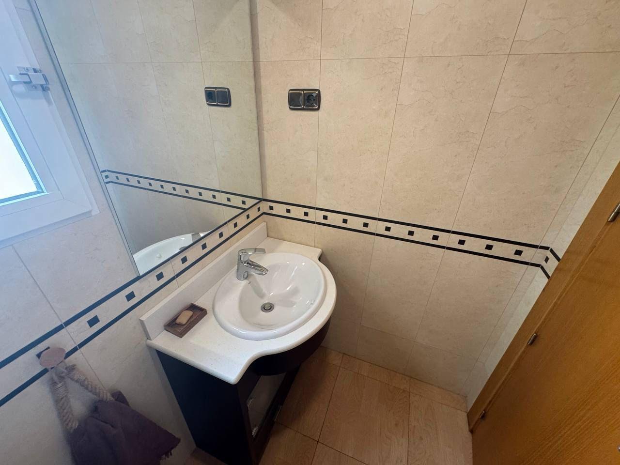 2-32-88 Spacious Semi-New Apartment in Torrevieja, Ideal for Living