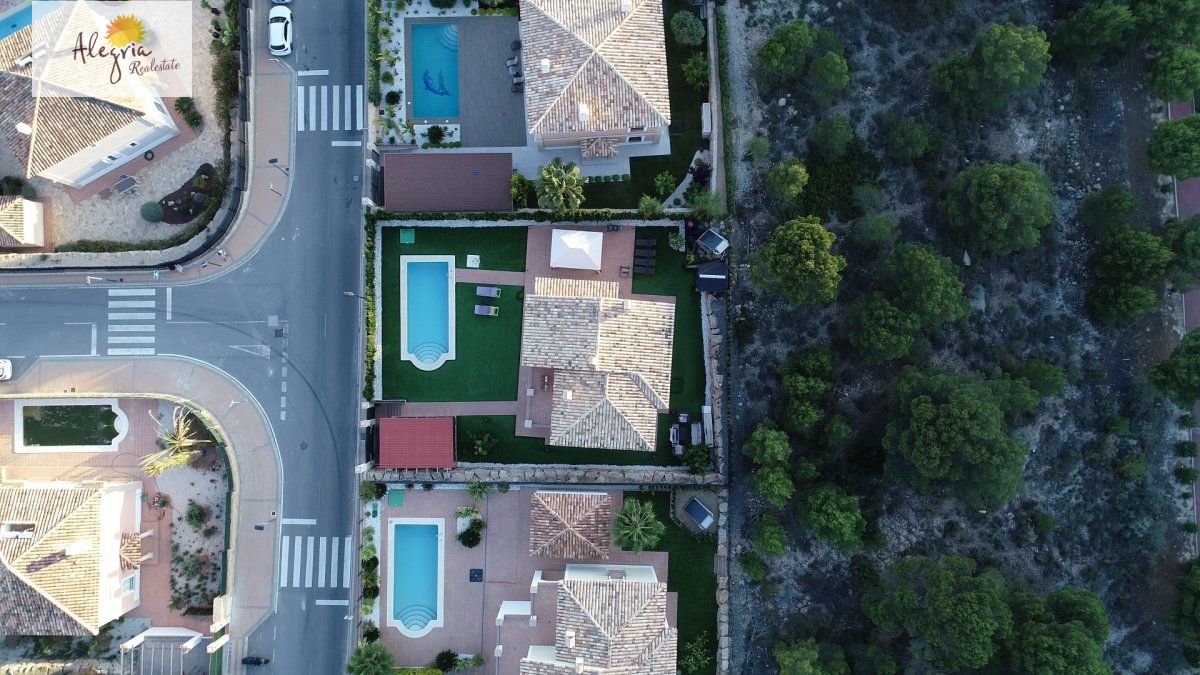 EXCELLENT VILLA IN SIERRA CORTINA FOR SALE