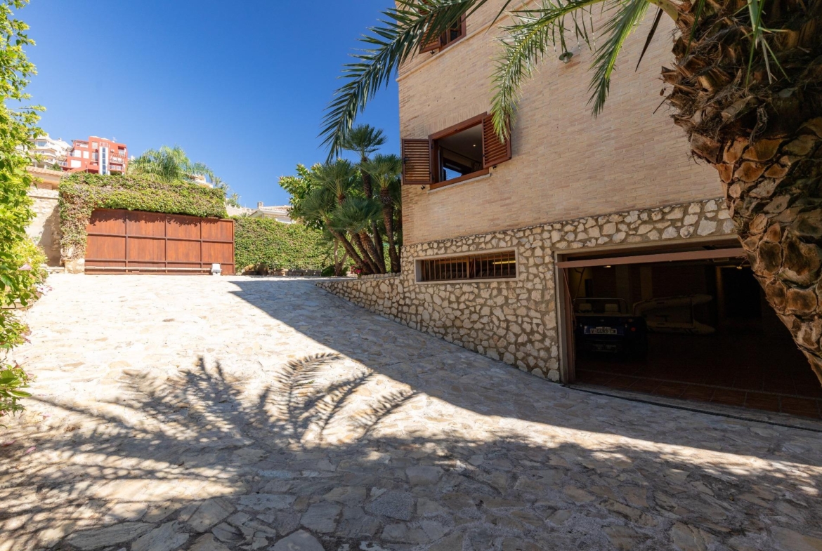 Exceptional Beachfront Villa: Luxury Steps Away from the Beach