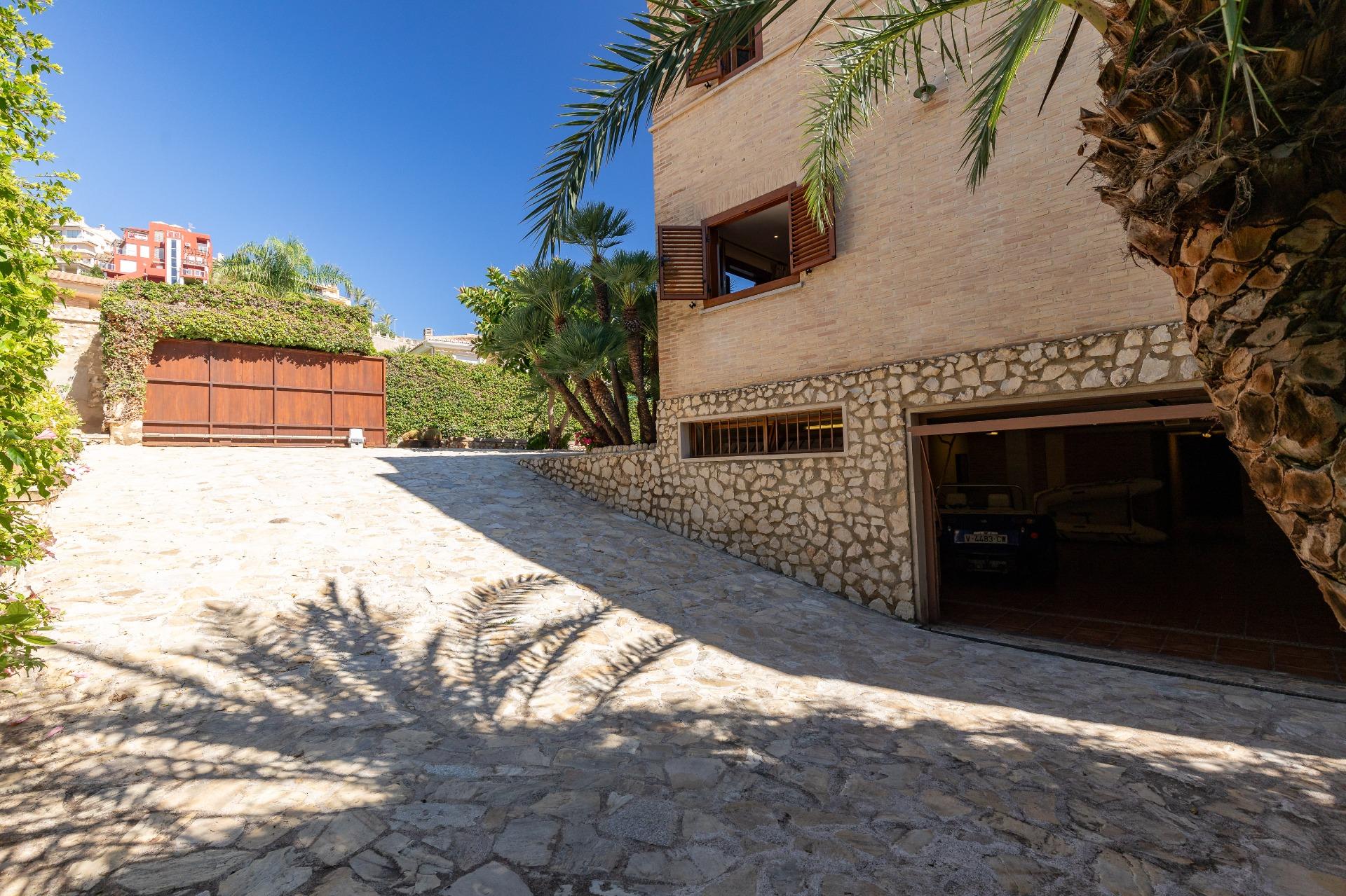 2-33-17 Exceptional Beachfront Villa: Luxury Steps Away from the Beach