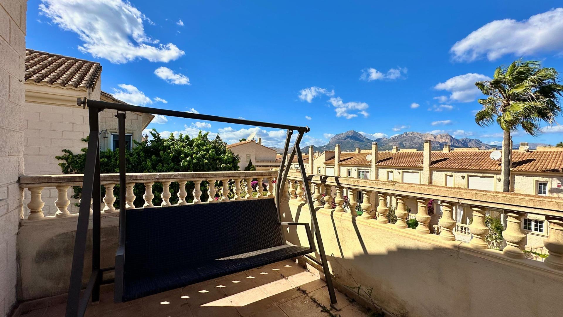 Prachtig herenhuis in Albir met tuin 15 minuten lopen van het strand!